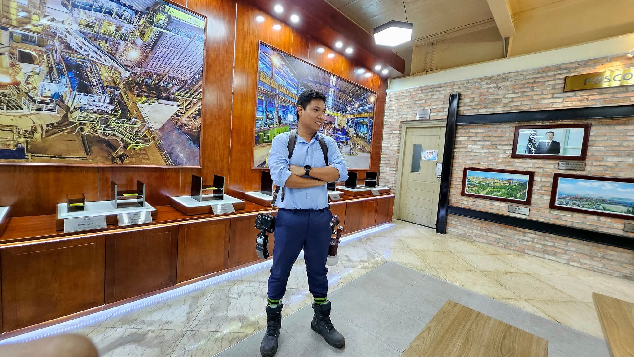Đội ngũ Trường Thành Media tại showroom đối tác công nghiệp